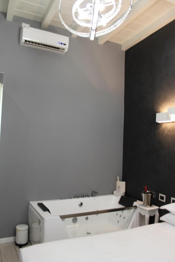 Jacuzzi Apartament By Parmacentro B&B Εξωτερικό φωτογραφία